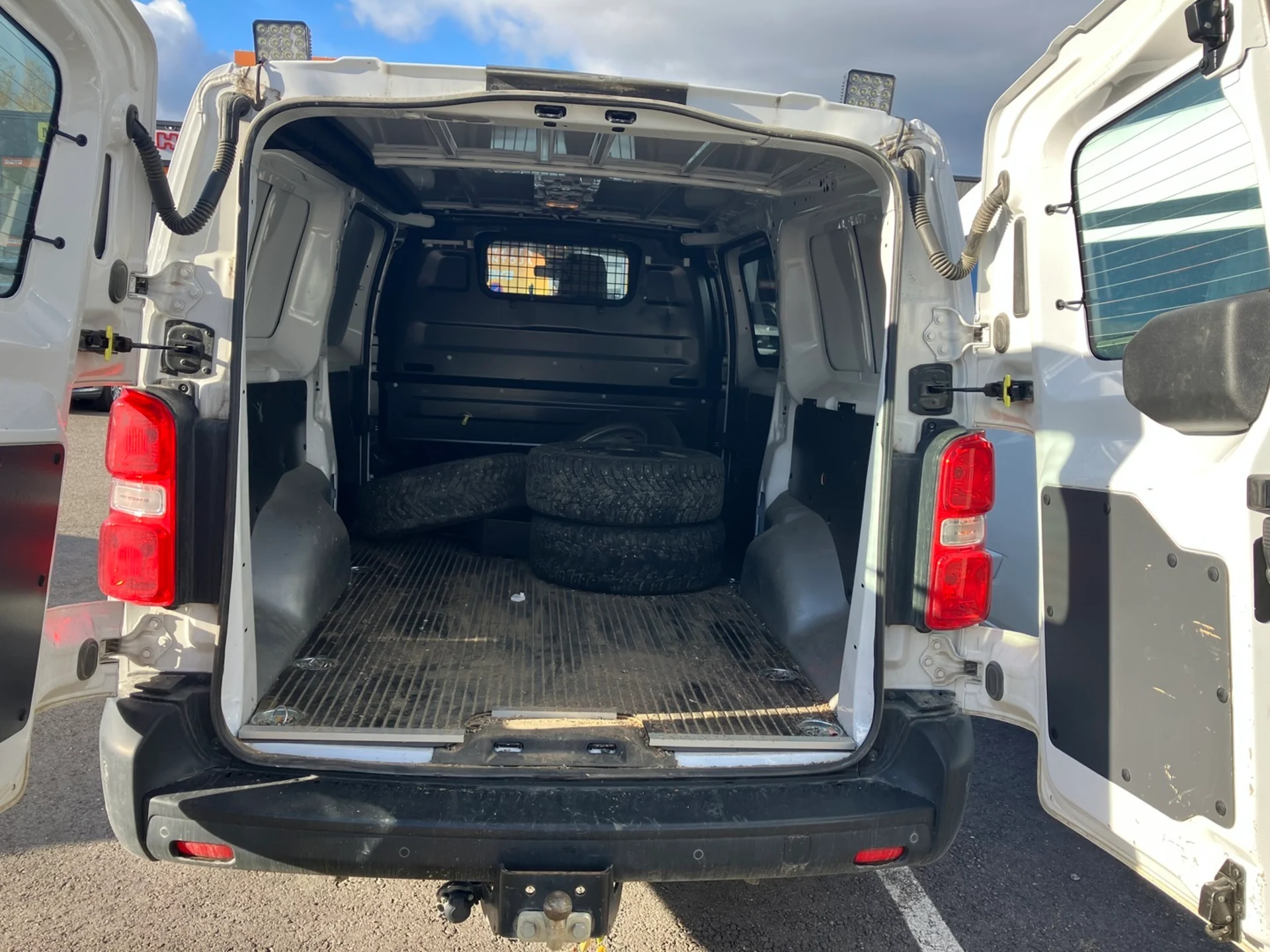 Car Image - 2Q4wGLCwwurtHO63zbLpDY