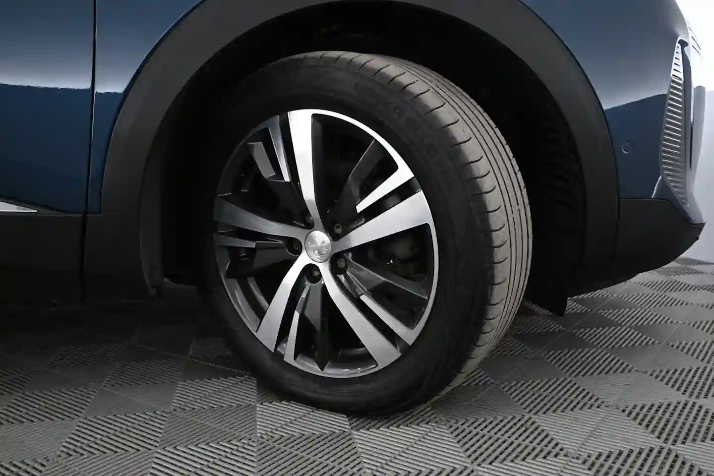 Car Image - 3R0En8F9nL2cBXsMDIMh8N