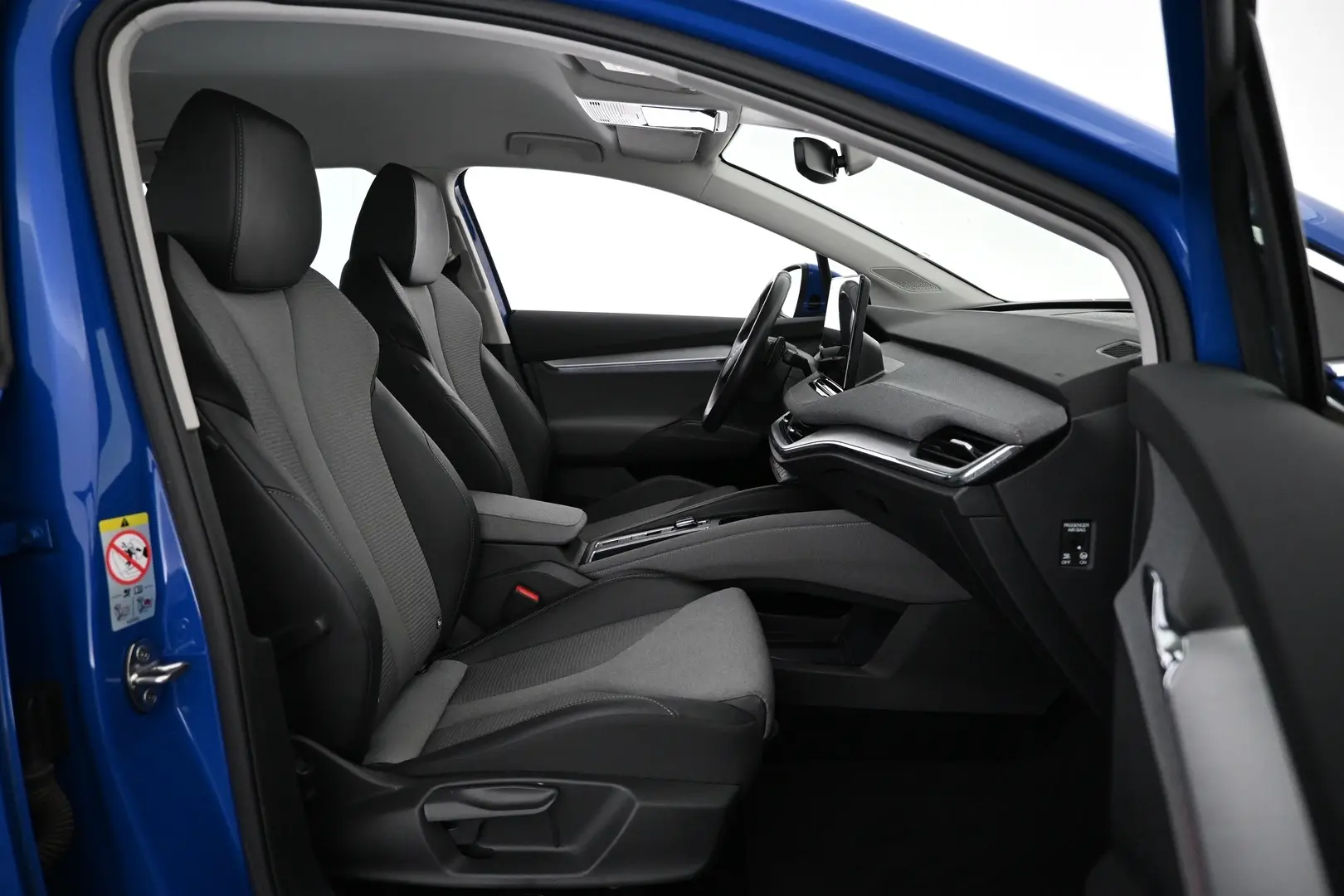 Car Image - Sx5FfyAITcq6GHgIKhwgO