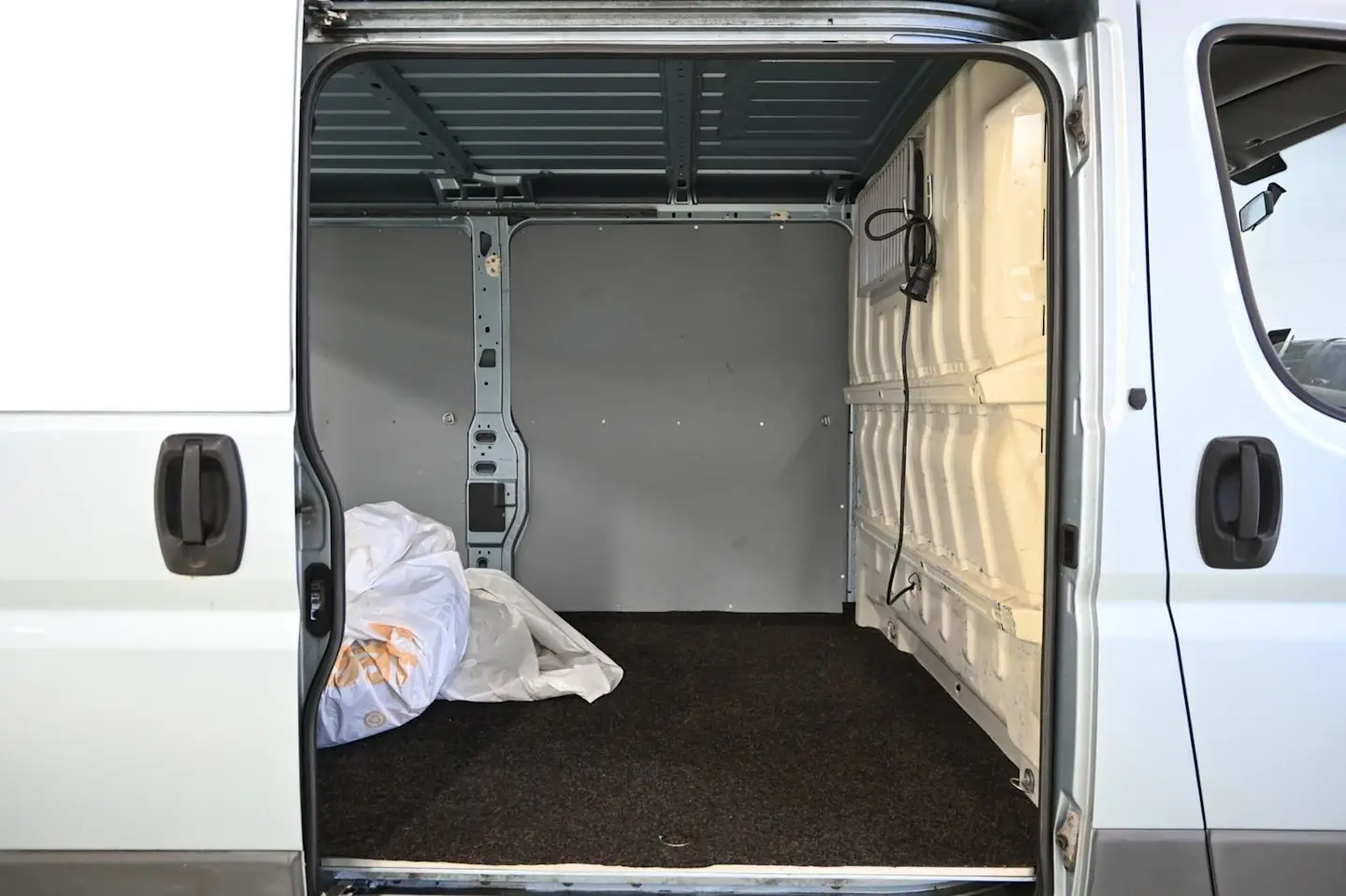 Car Image - FwLnQaOyR1viPrMTaf93v