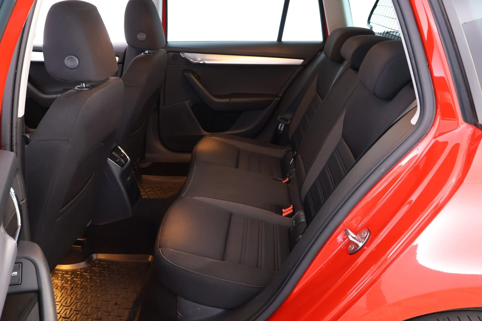 Car Image - 7jat3WjNV0lZMtONpn6vmC