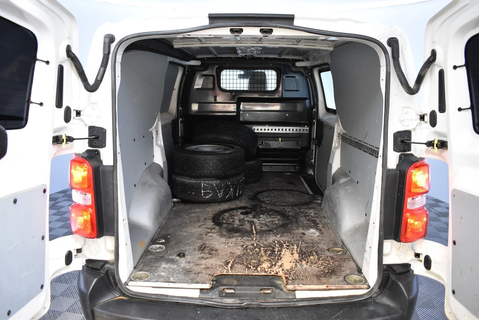 Car Image - 27SnxqOjkp4bzP0jn44LMy