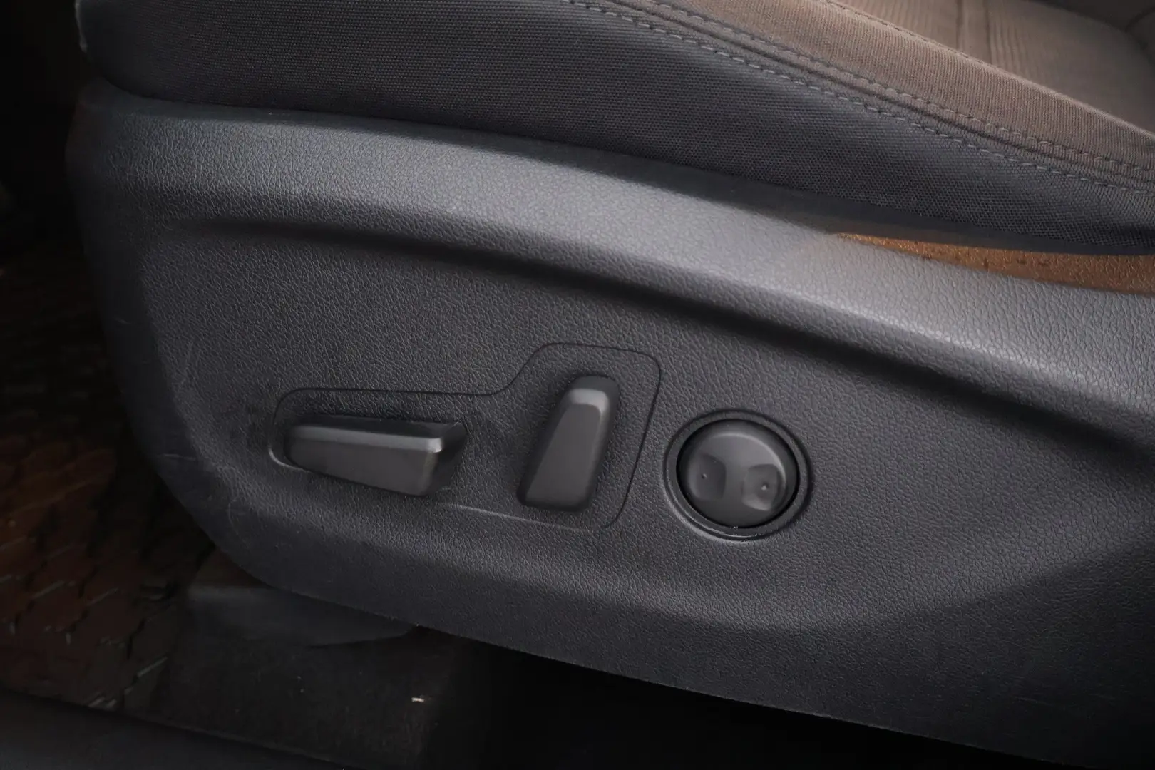 Car Image - 6SeGZeFlnh4bB6SLnQPAaA