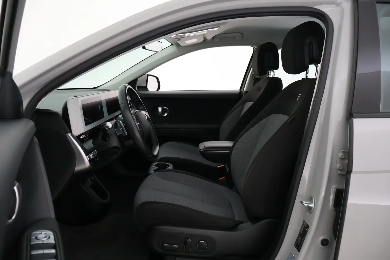 Car Image - 7F1nyAcoVd5ydqUq8I9G6S