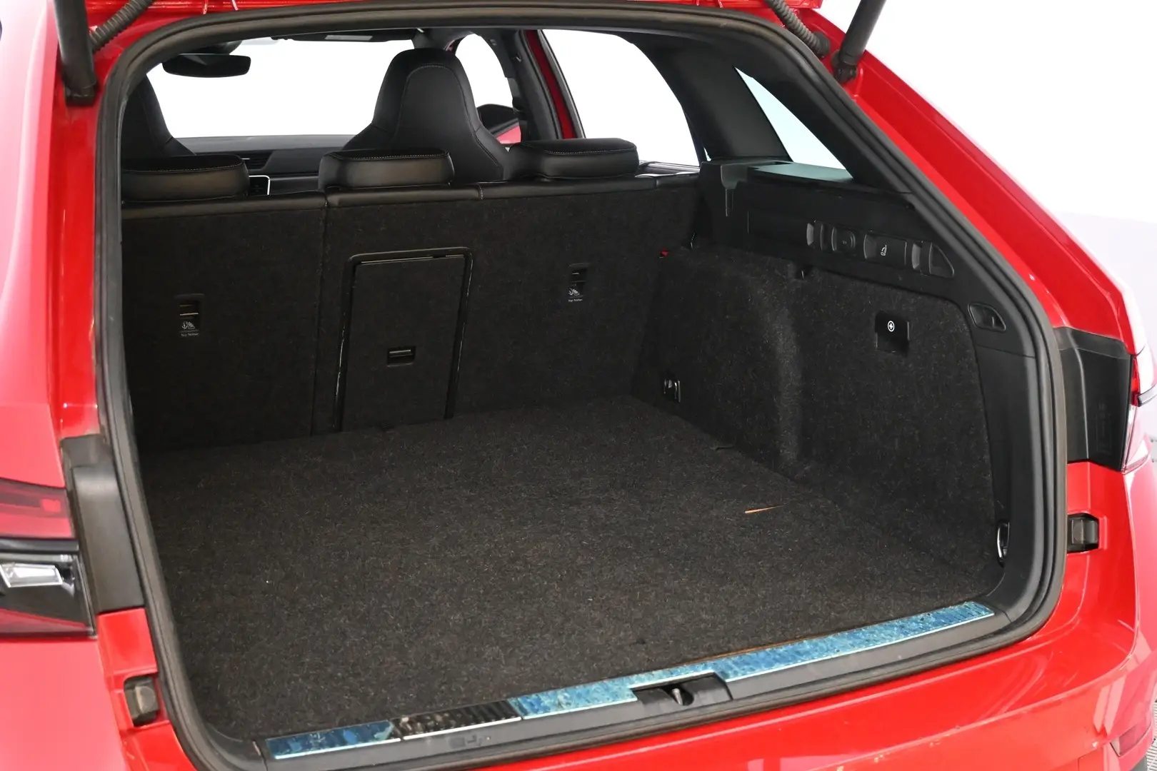 Car Image - 6VsNeLLzfiC2JWBE8ZBwHG