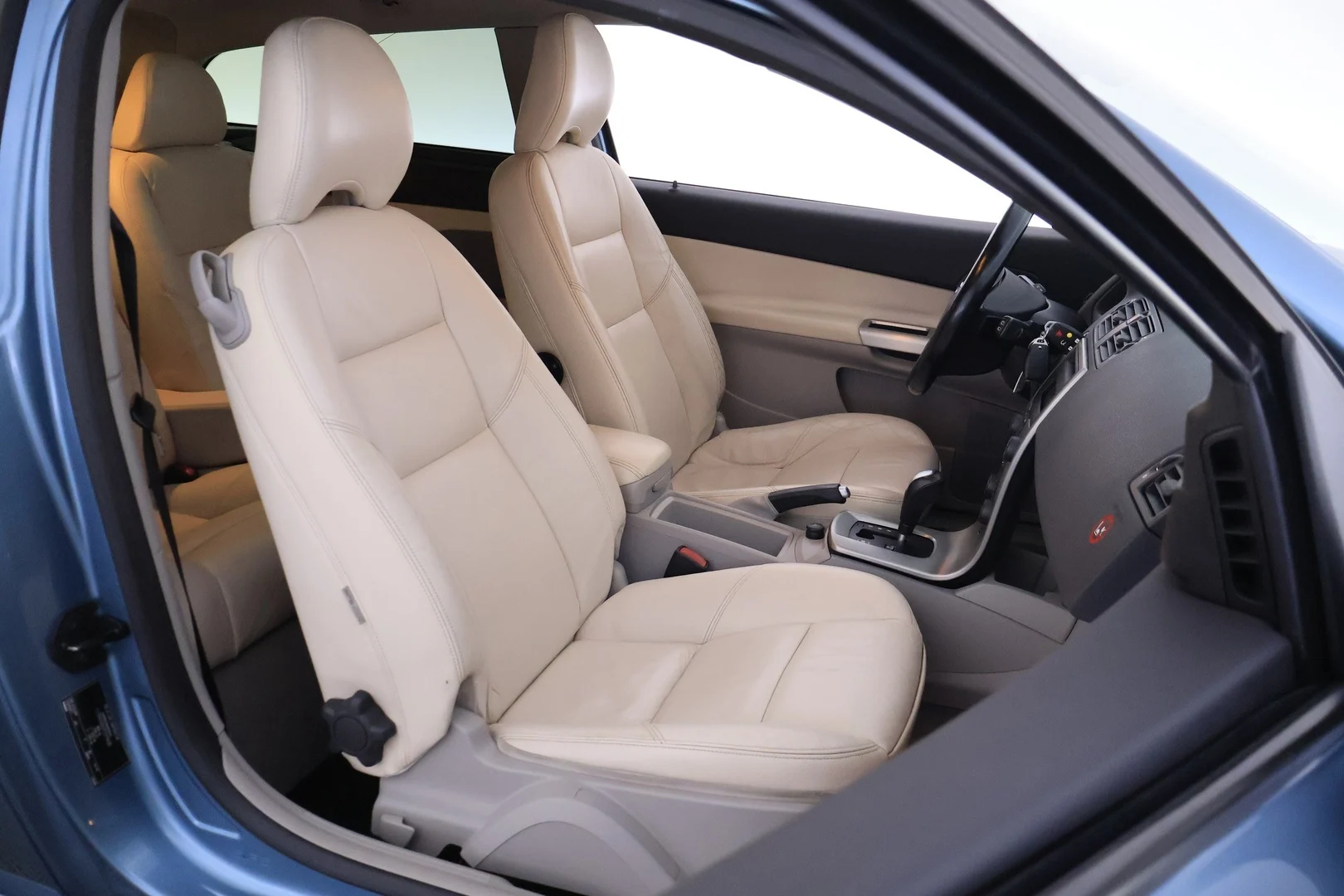 Car Image - UaGEhQ3uaM0jTbRhk9njT