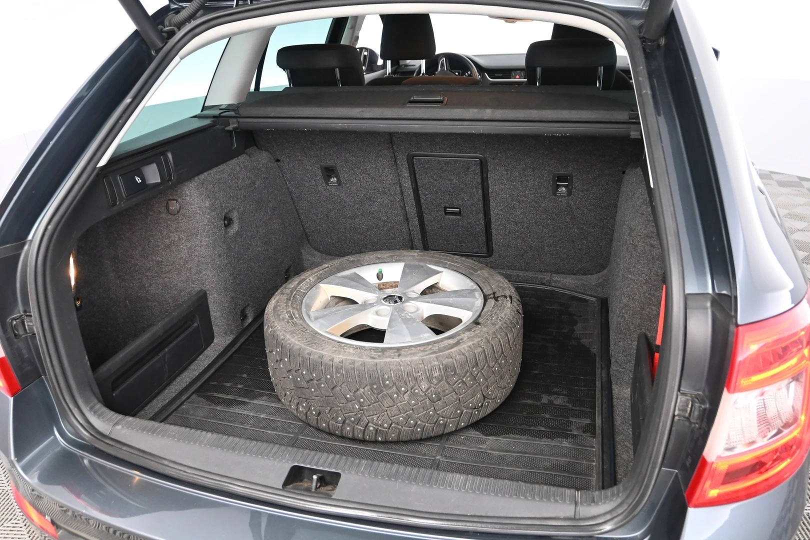 Car Image - 2jeUVmvuR6iexQilU8ESJT