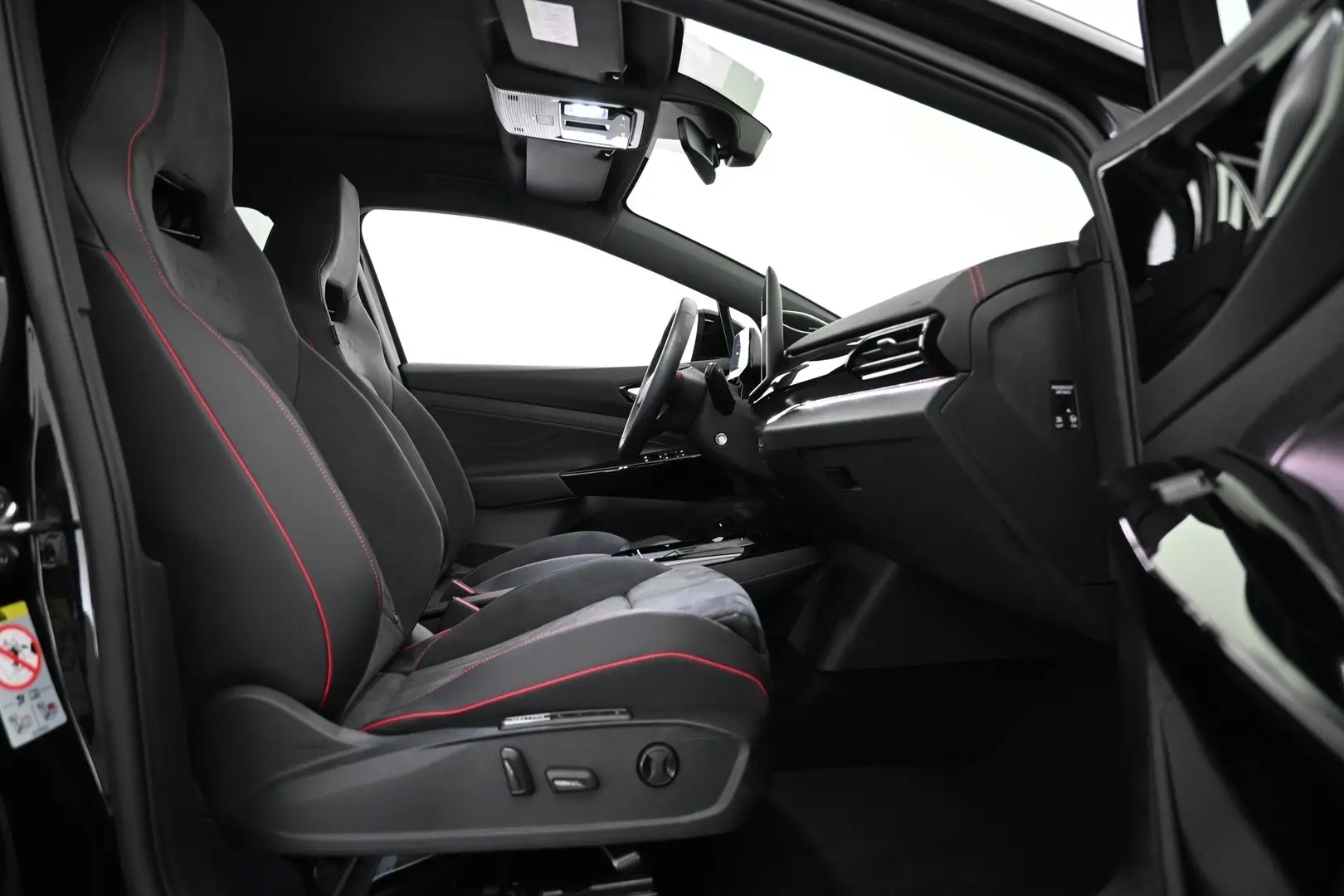 Car Image - KGqfZYhpfTsrwNG34czfg