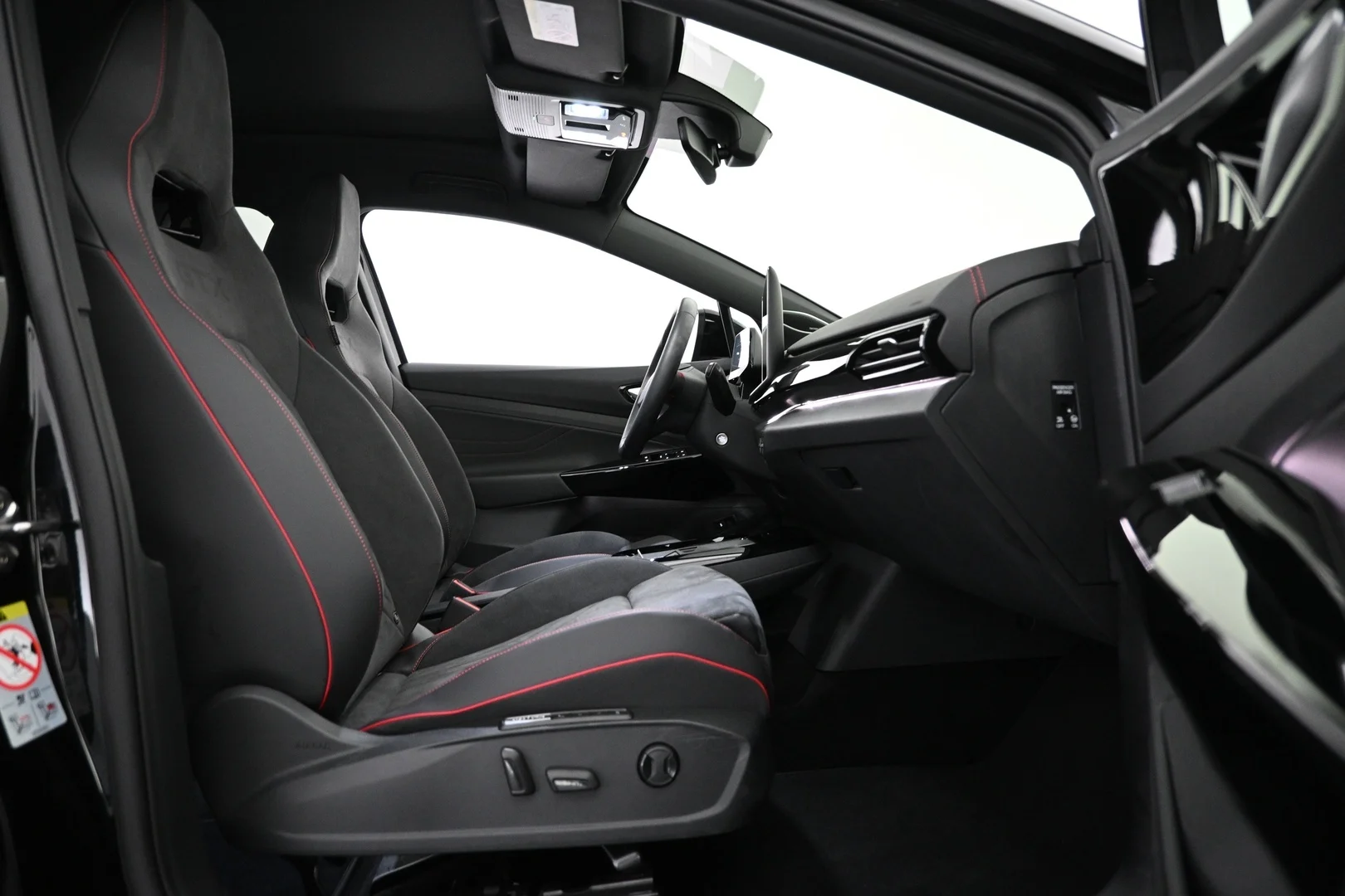 Car Image - KGqfZYhpfTsrwNG34czfg