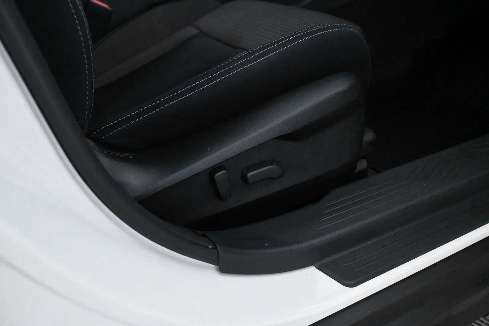 Car Image - 2eCyjXJhaaK00CgzpnFXrI