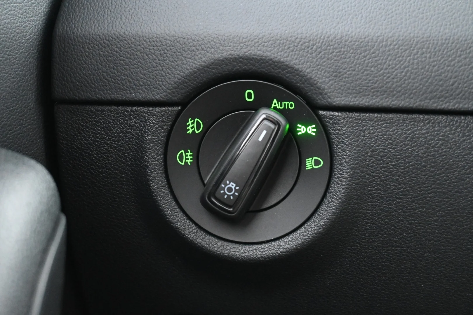 Car Image - 4IYAlPh2Bmz0a6QzDiIAz1