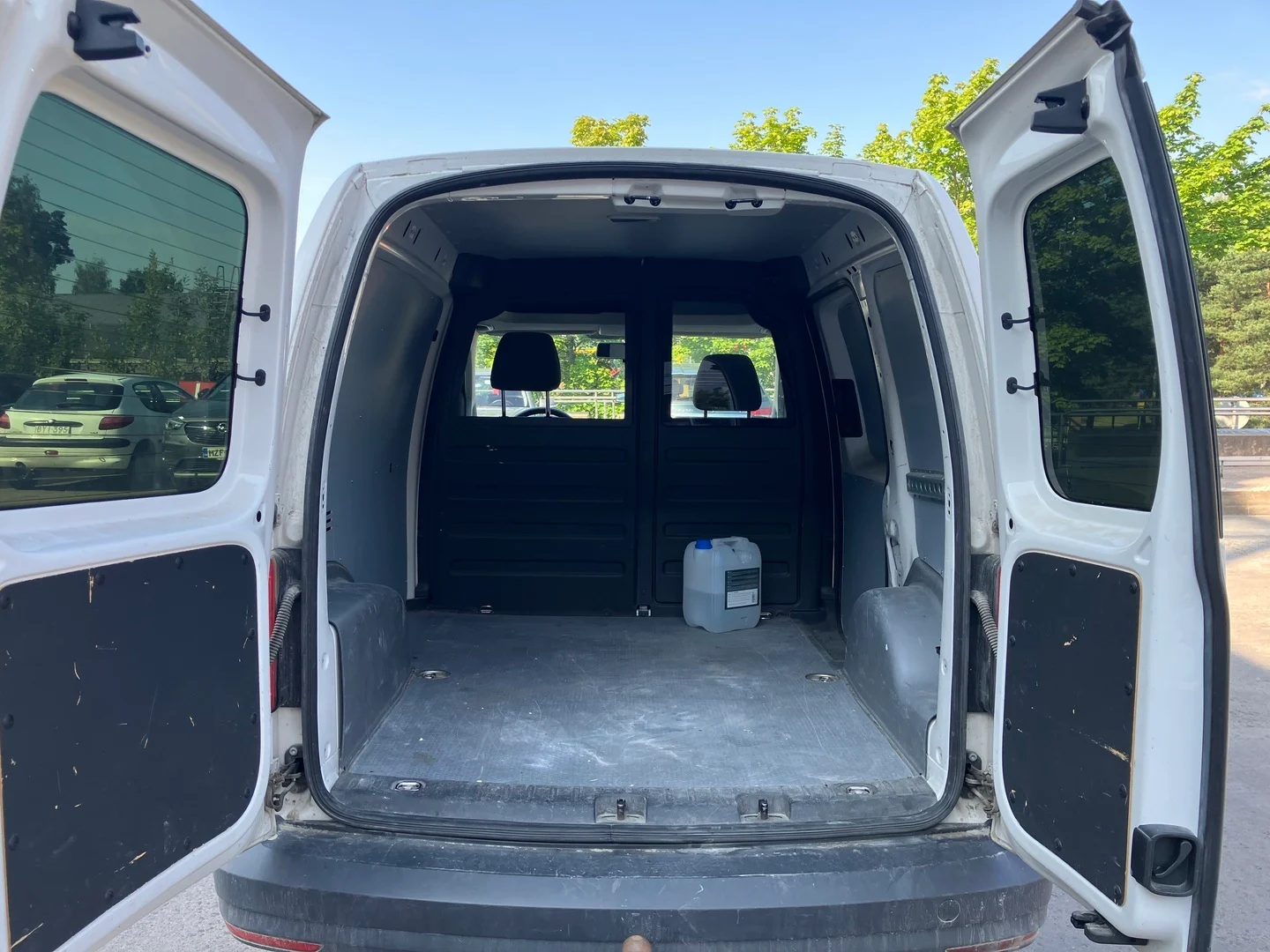 Car Image - 2U7DhF2ATHft33VG1u35cE