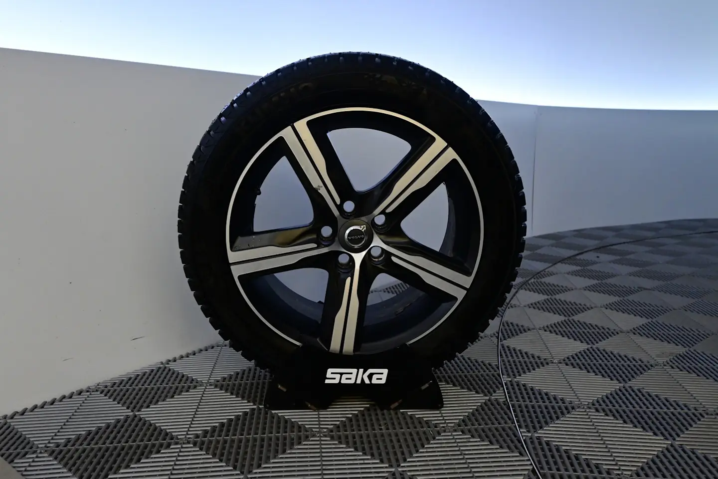 Car Image - vMoqGlXIboTZZpvarE9a3