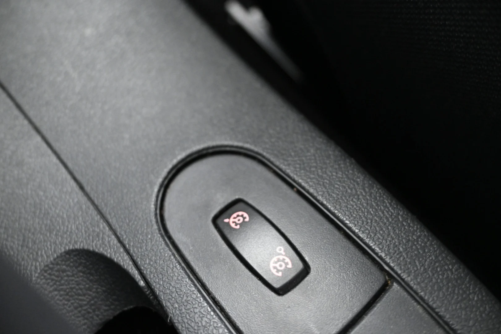 Car Image - 1mziNovOajxoAXFK8Sz7Xe