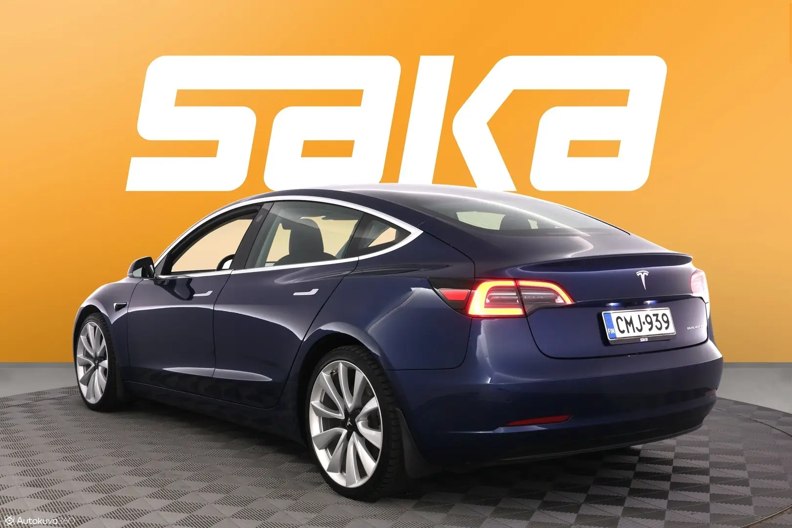 Car Image - 26B0eR7Xux1d9FNwlGEPmd
