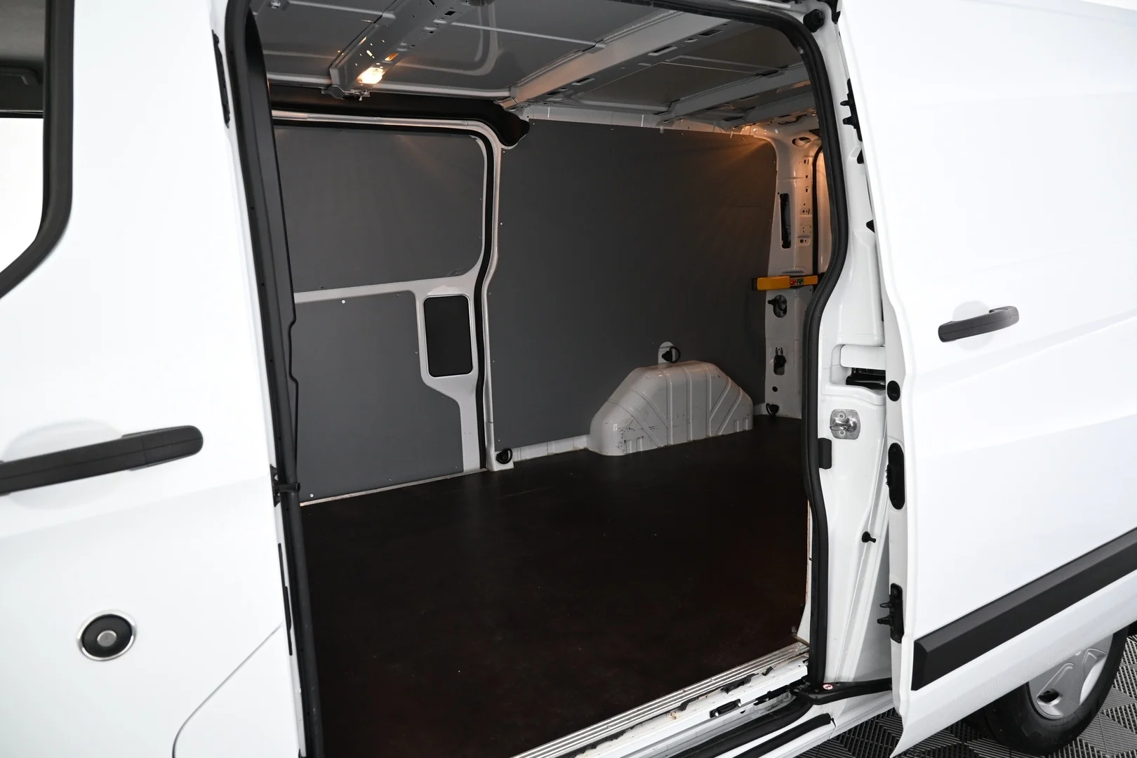 Car Image - 2NfKCSR5GGfDW5wBDlSYTE