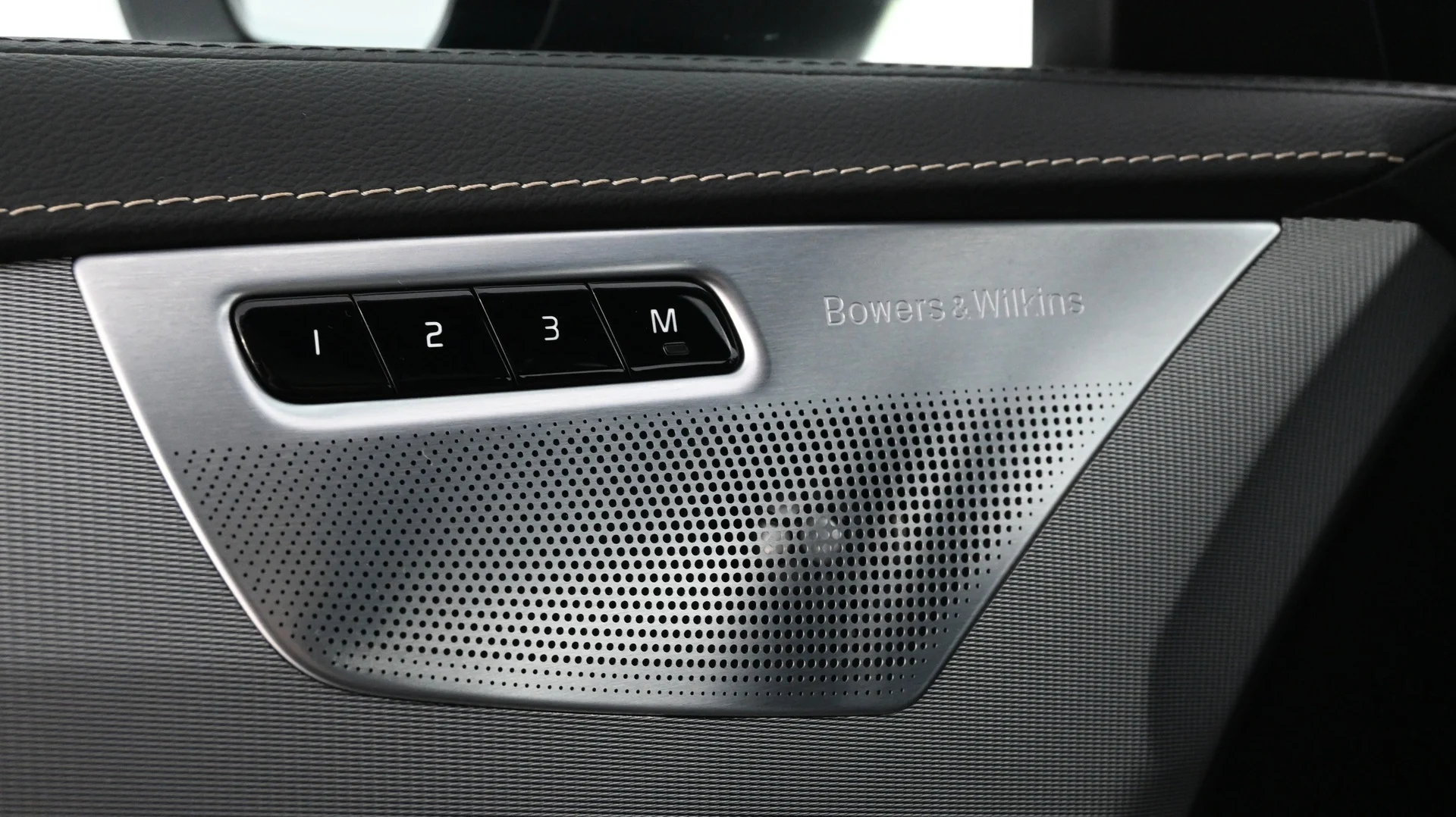 Car Image - V7uO1U2LWiYM1sf32ivNo