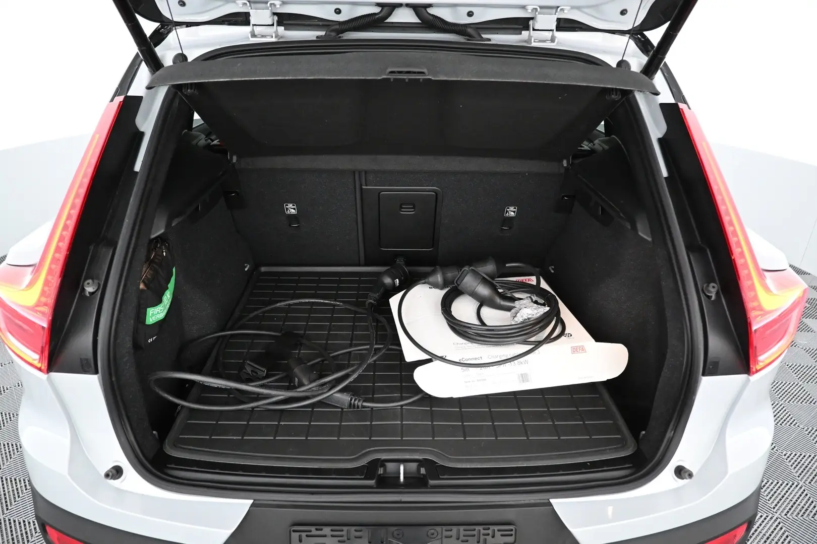 Car Image - lFNsjZot8TnNwpbwEIuYz