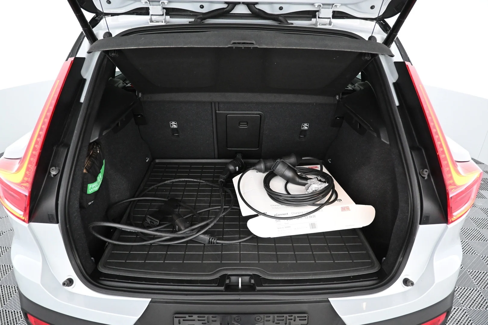 Car Image - lFNsjZot8TnNwpbwEIuYz