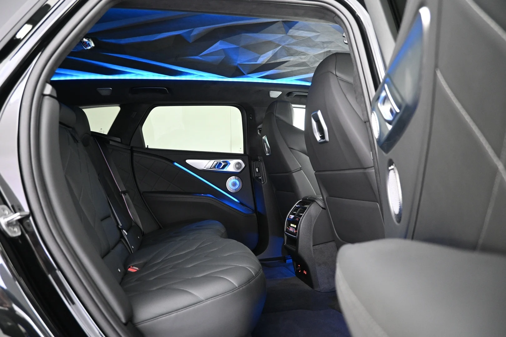 Car Image - 1Y3ILcvxJd5H84YQ2mtLdJ