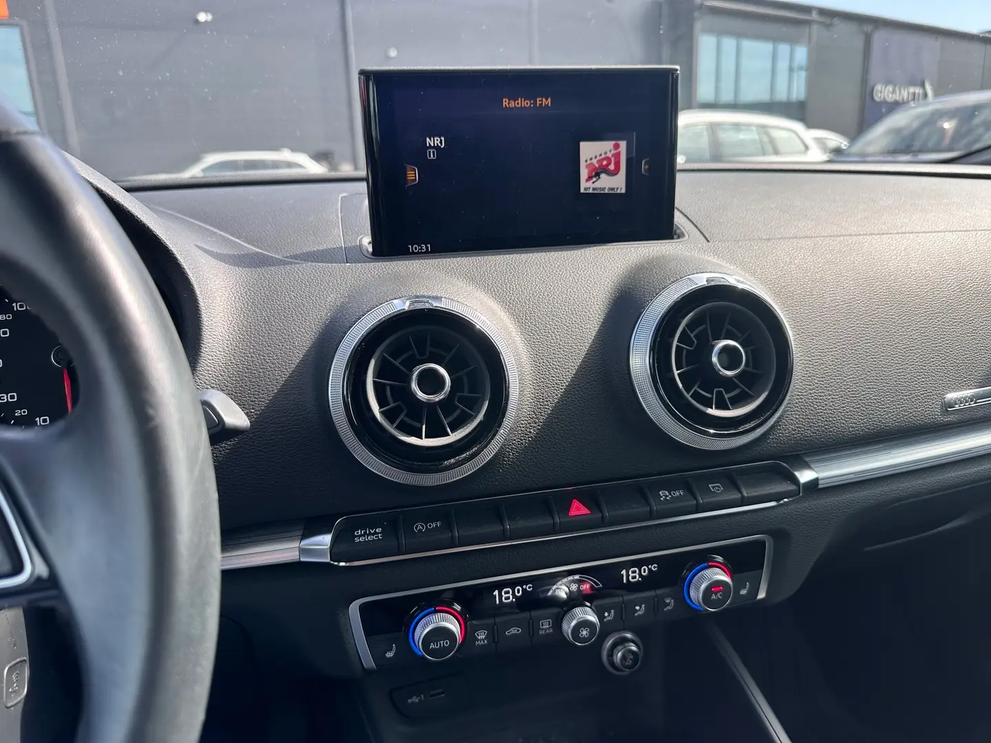 Car Image - 5PefL1Z4awJGX1OuQCZaff