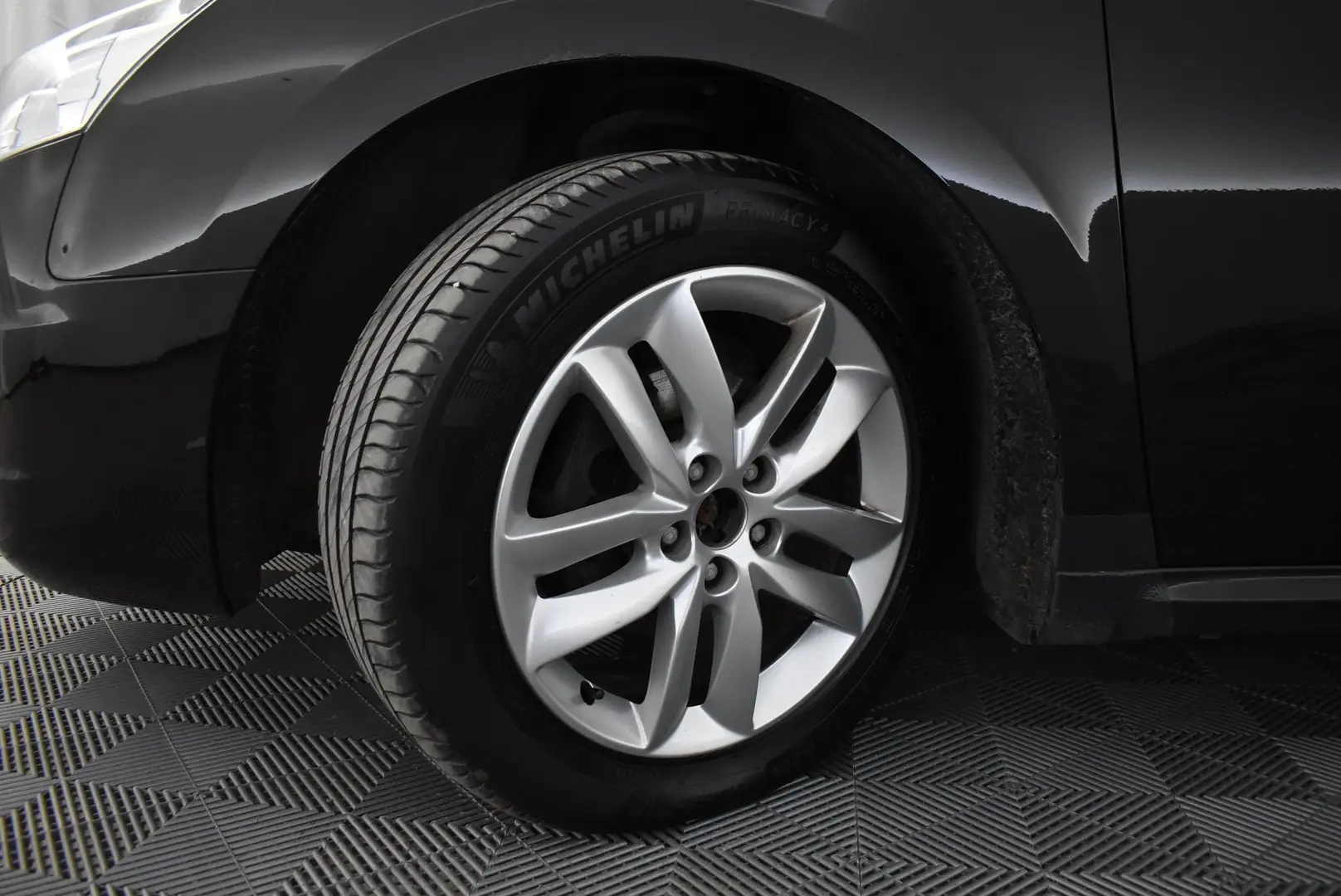 Car Image - 2tmDGw8IKdlUXYlR9Njoeo