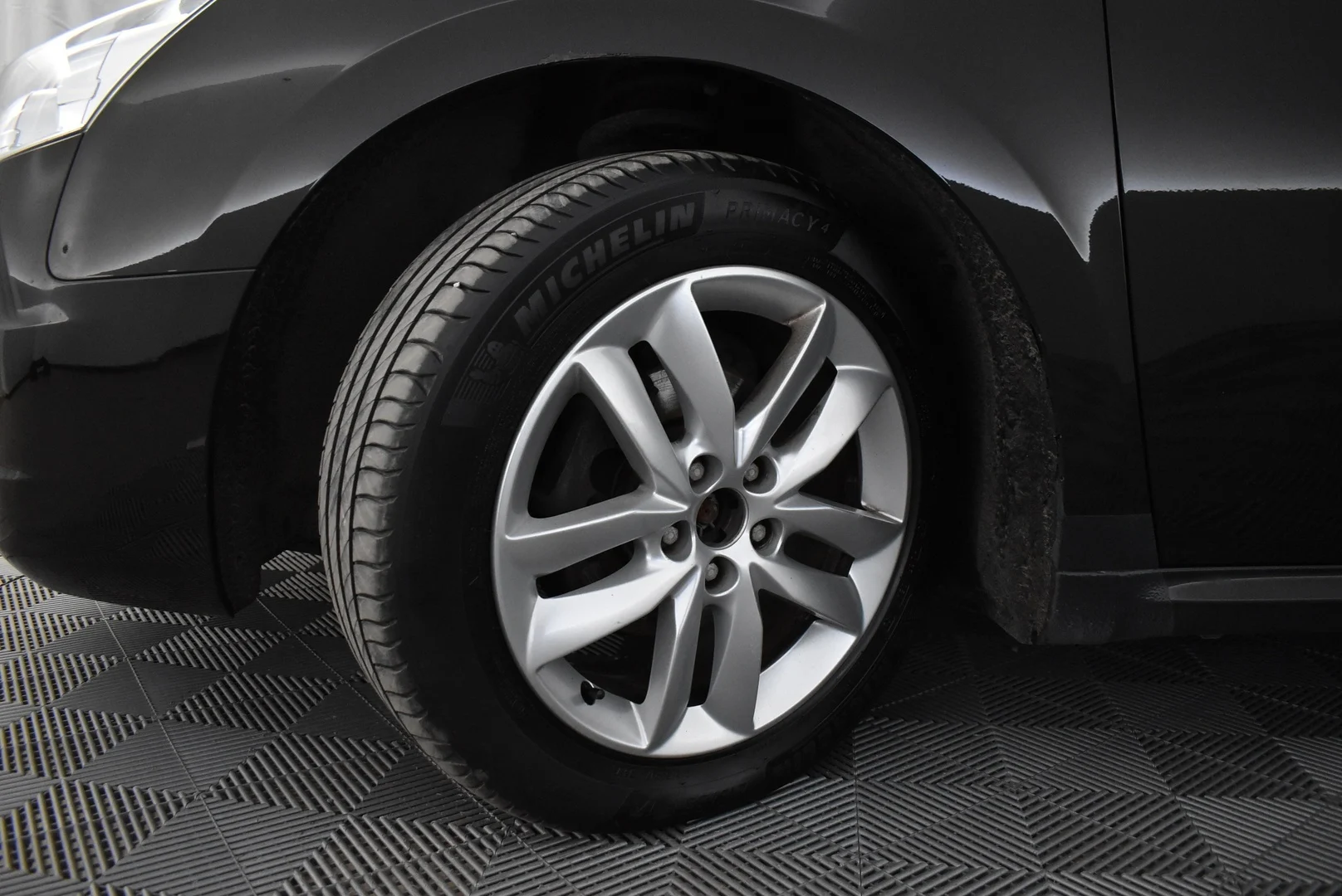 Car Image - 2tmDGw8IKdlUXYlR9Njoeo