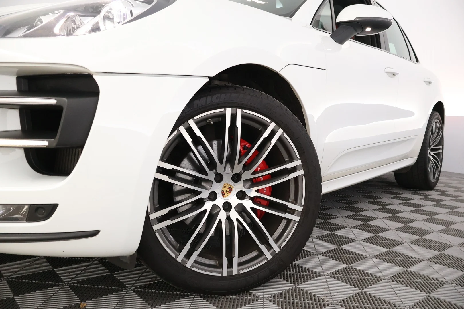 Car Image - 5amvhMTdIWAXPbyhe9Uoik