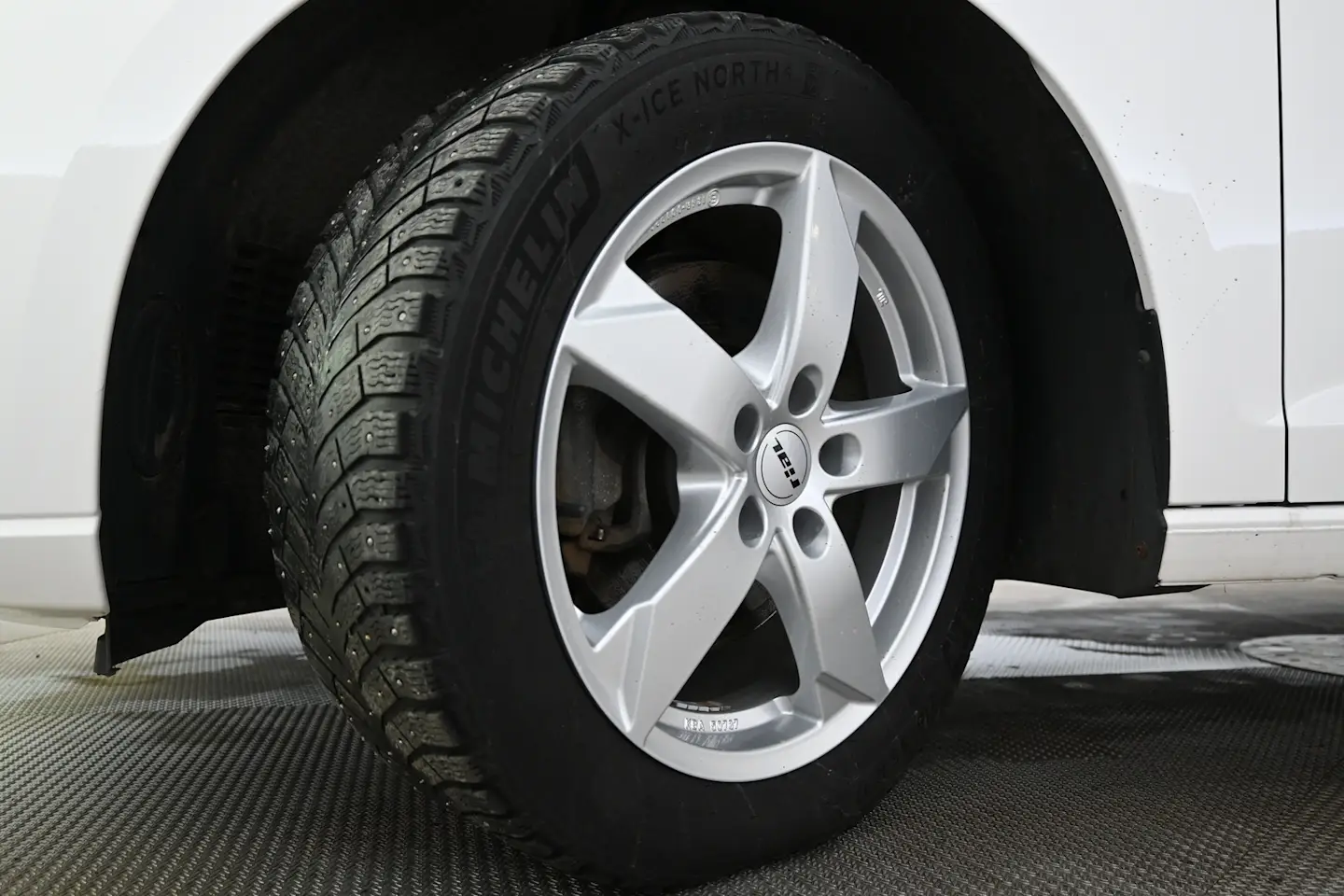 Car Image - 1Yq5mimrnCFRGzukW3lQU7