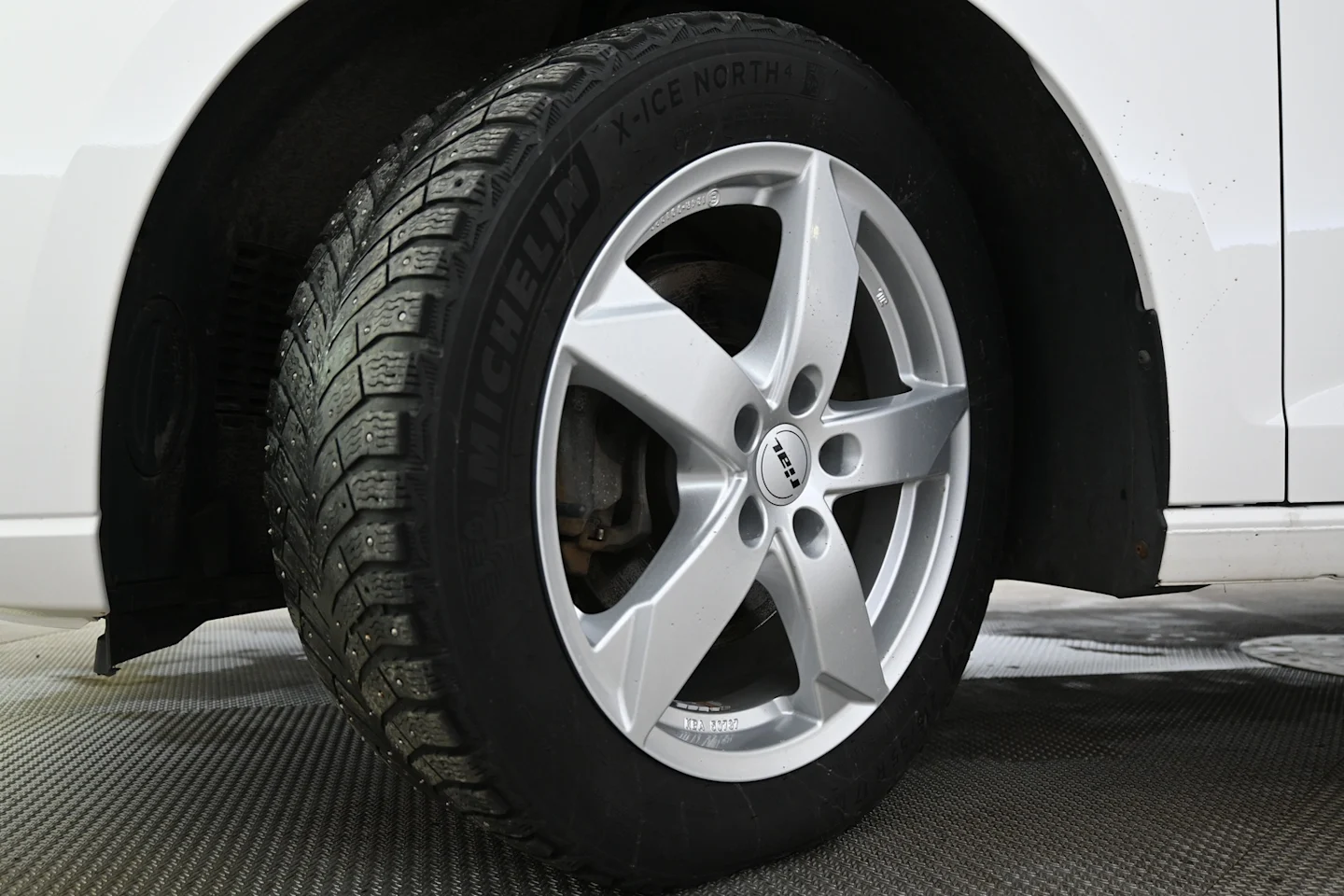 Car Image - 1Yq5mimrnCFRGzukW3lQU7