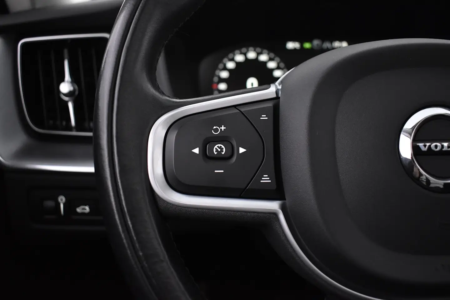 Car Image - 3P1RCyyC8KUG34oB8MzfAJ