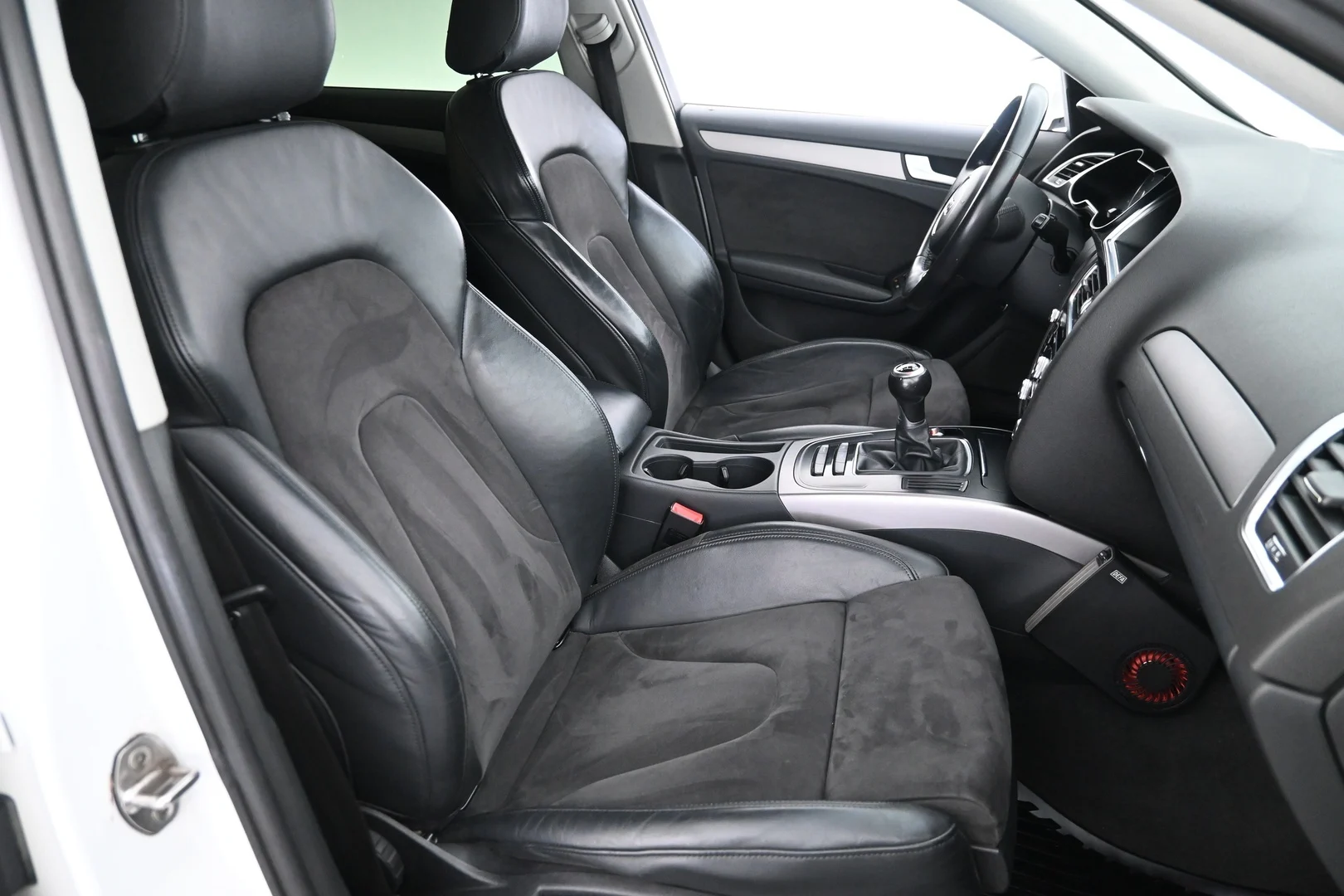 Car Image - 1hcHgq3bAax6OQIHC57EY2