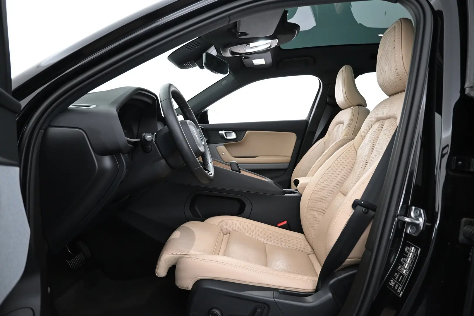 Car Image - 2seTFDgkgAfyJizYwFW8PW