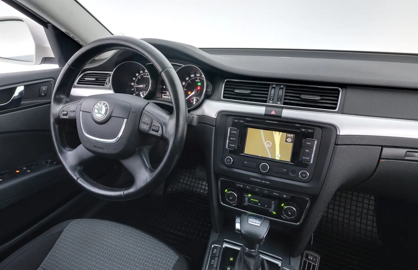 Car Image - 3th09IPSoHXlxBuwXi34r9