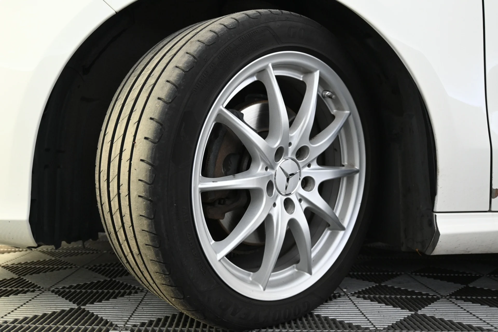 Car Image - 7na0F1B3BPEX4jAKqndrE5