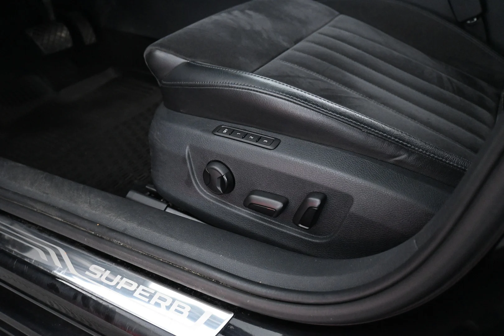 Car Image - XFqPcnxTenJJxIBYXoLVR