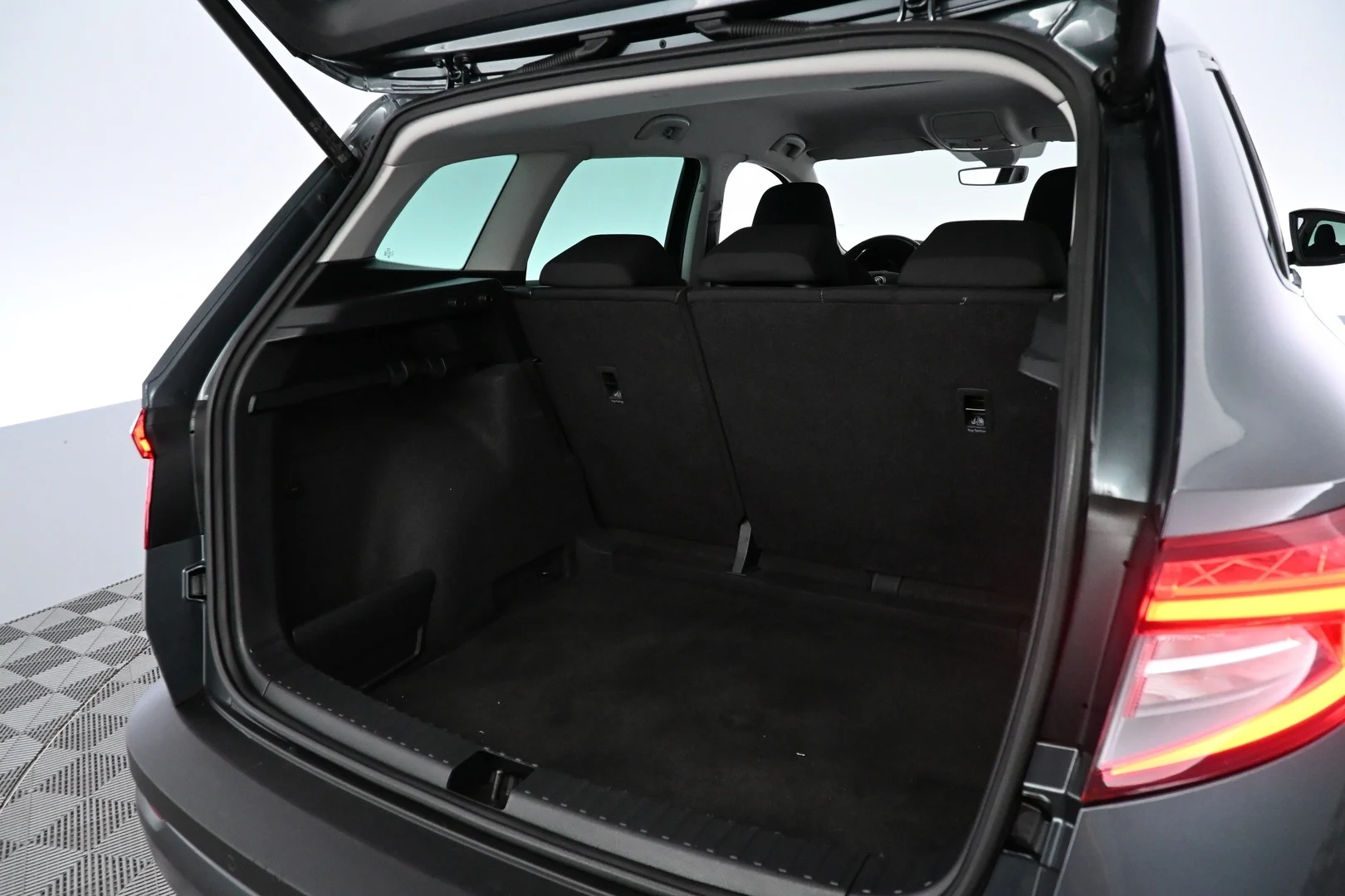 Car Image - 27ApwB9vBT6s1x1Sry2OyV