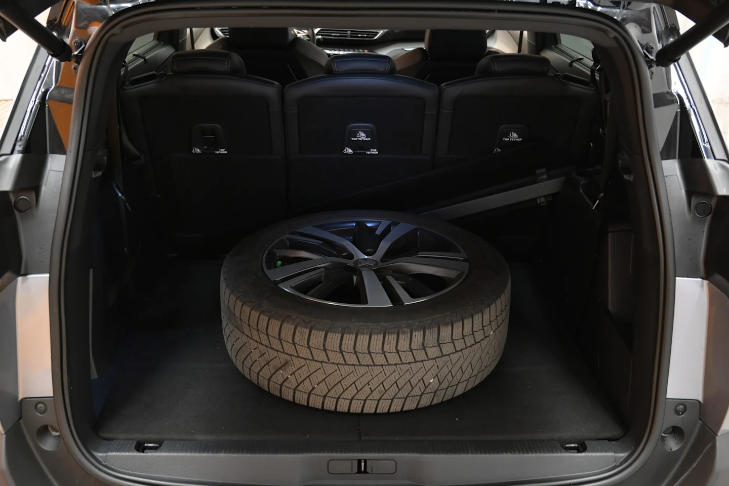 Car Image - 6OzM9BaLn2ZFmYSNowJ2ct