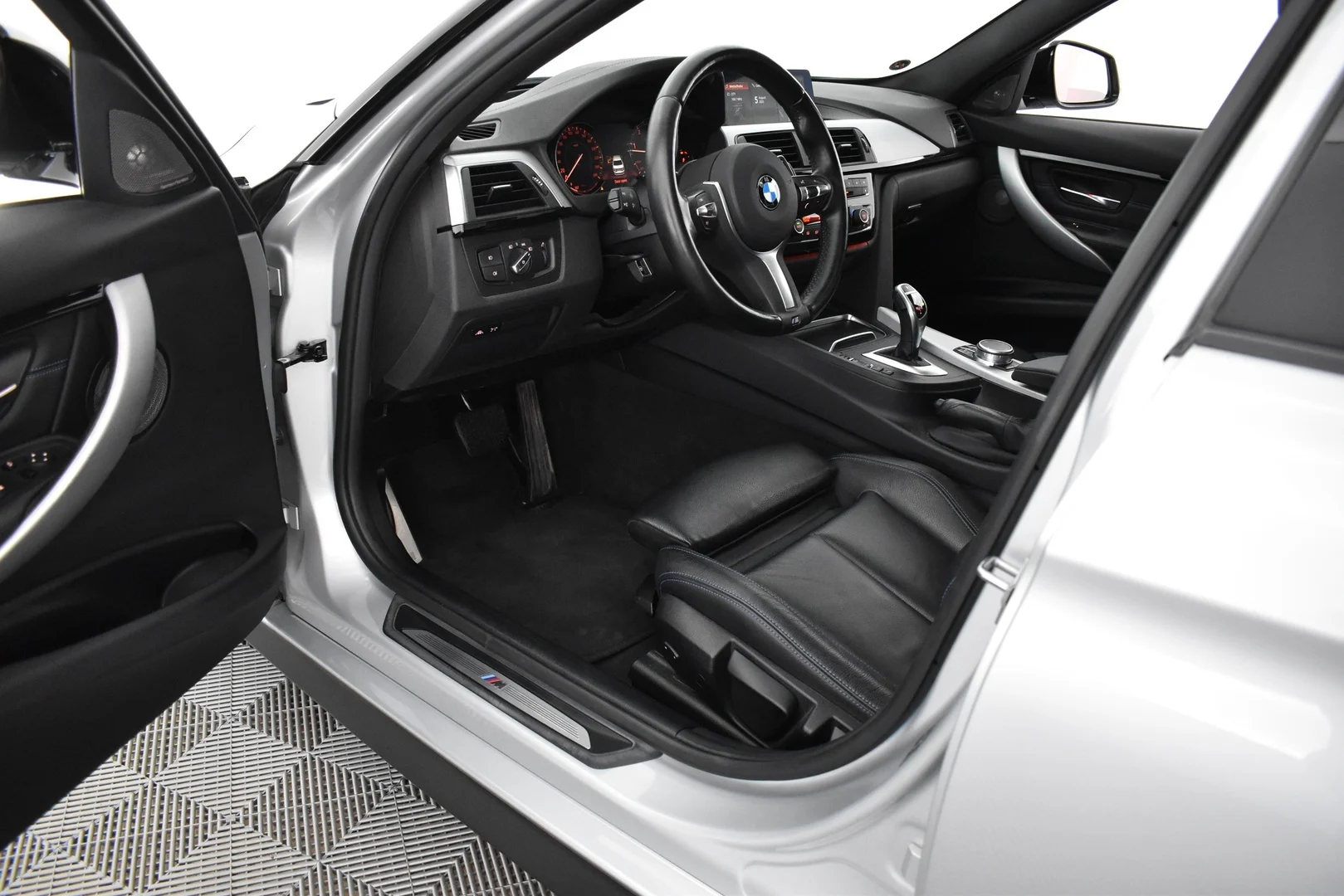 Car Image - 4SlzjSC9uTHKIb8wQaaOLK