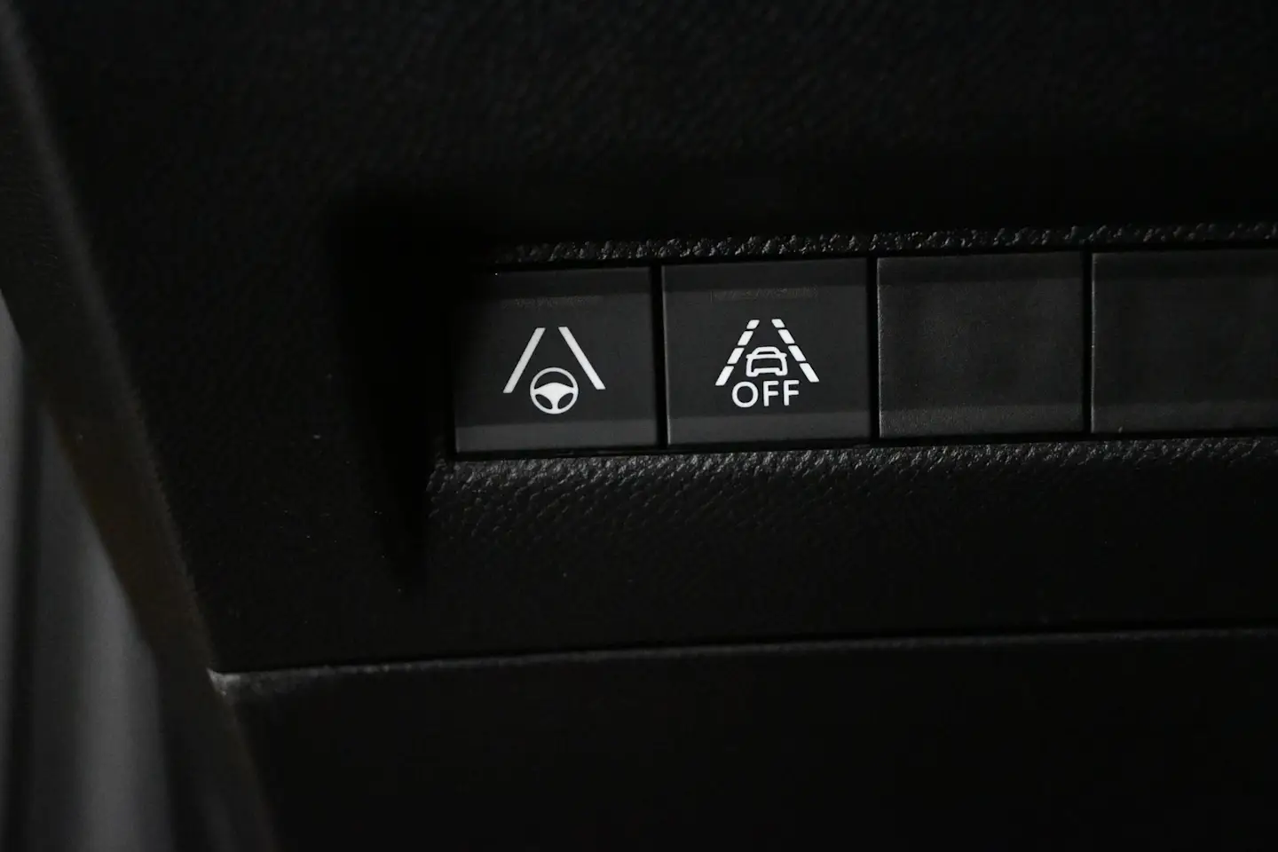 Car Image - Oyx9WXkBsVN8caE55q28K