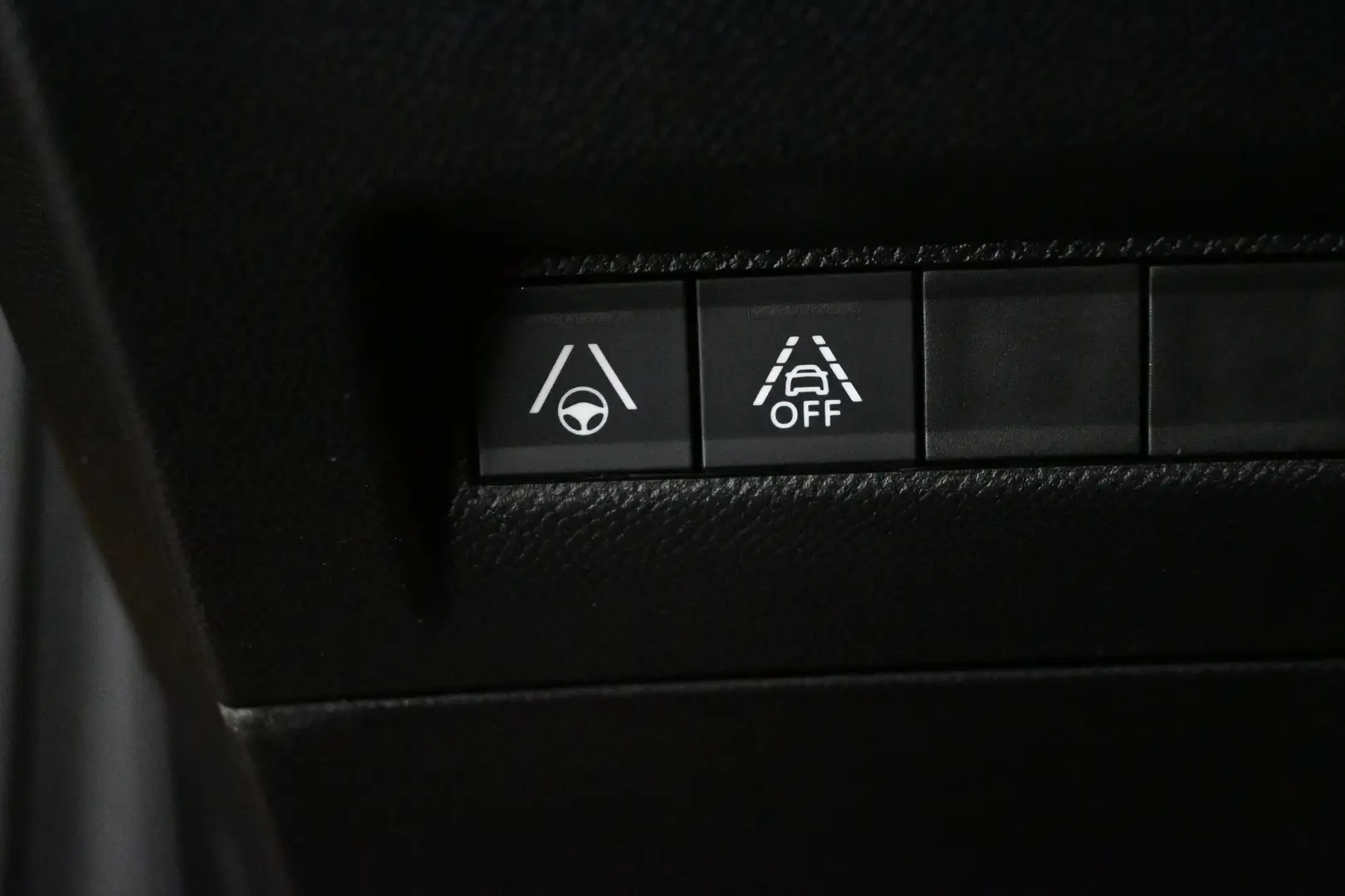 Car Image - Oyx9WXkBsVN8caE55q28K