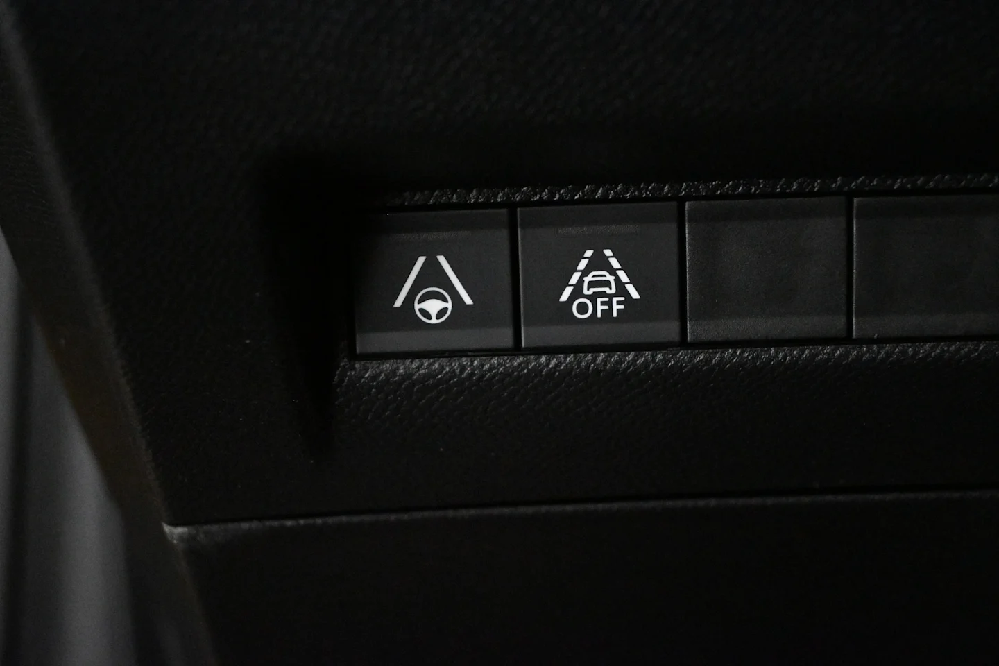 Car Image - Oyx9WXkBsVN8caE55q28K