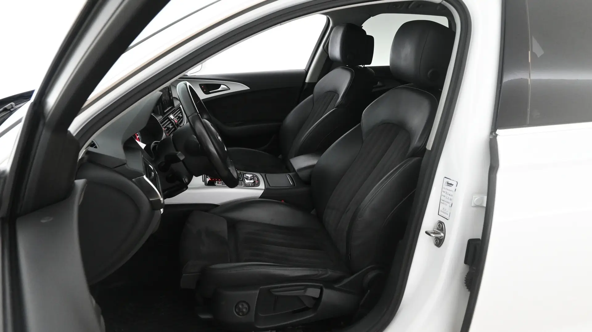 Car Image - V7xbjmP3r1qqvpe1ura44