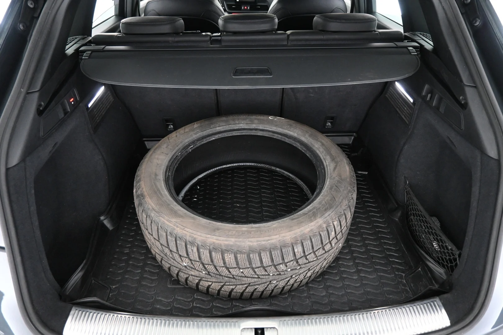 Car Image - JchVWG8fCsDUmIMJ4pog0