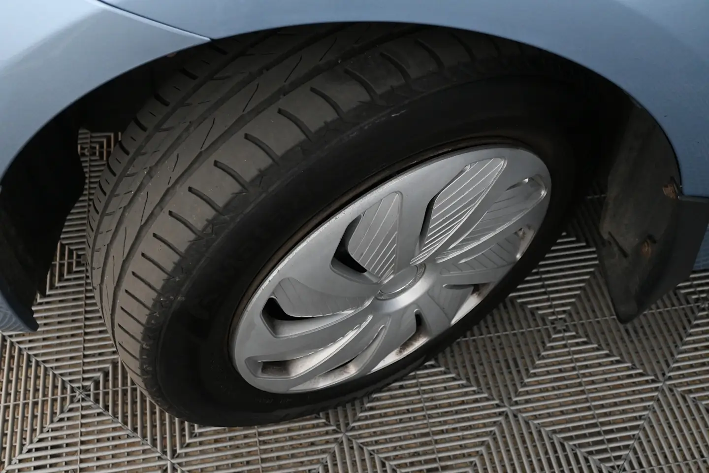Car Image - 102m9H8HpcrtDeaxpiWeiK