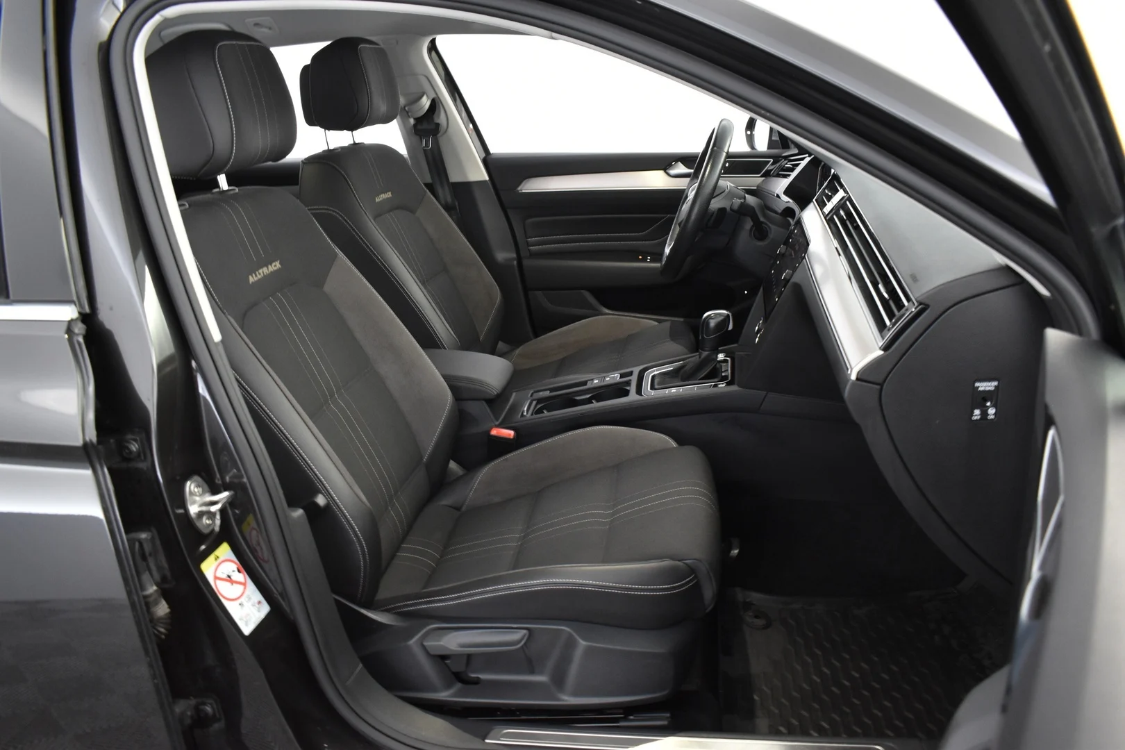 Car Image - 18vXWhc9jP8Z1kOMJNrCWU