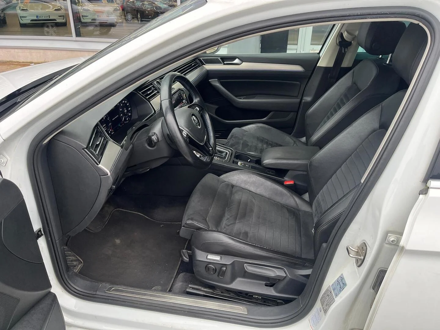 Car Image - 2iXDUA6RwtReVFI9J728fn