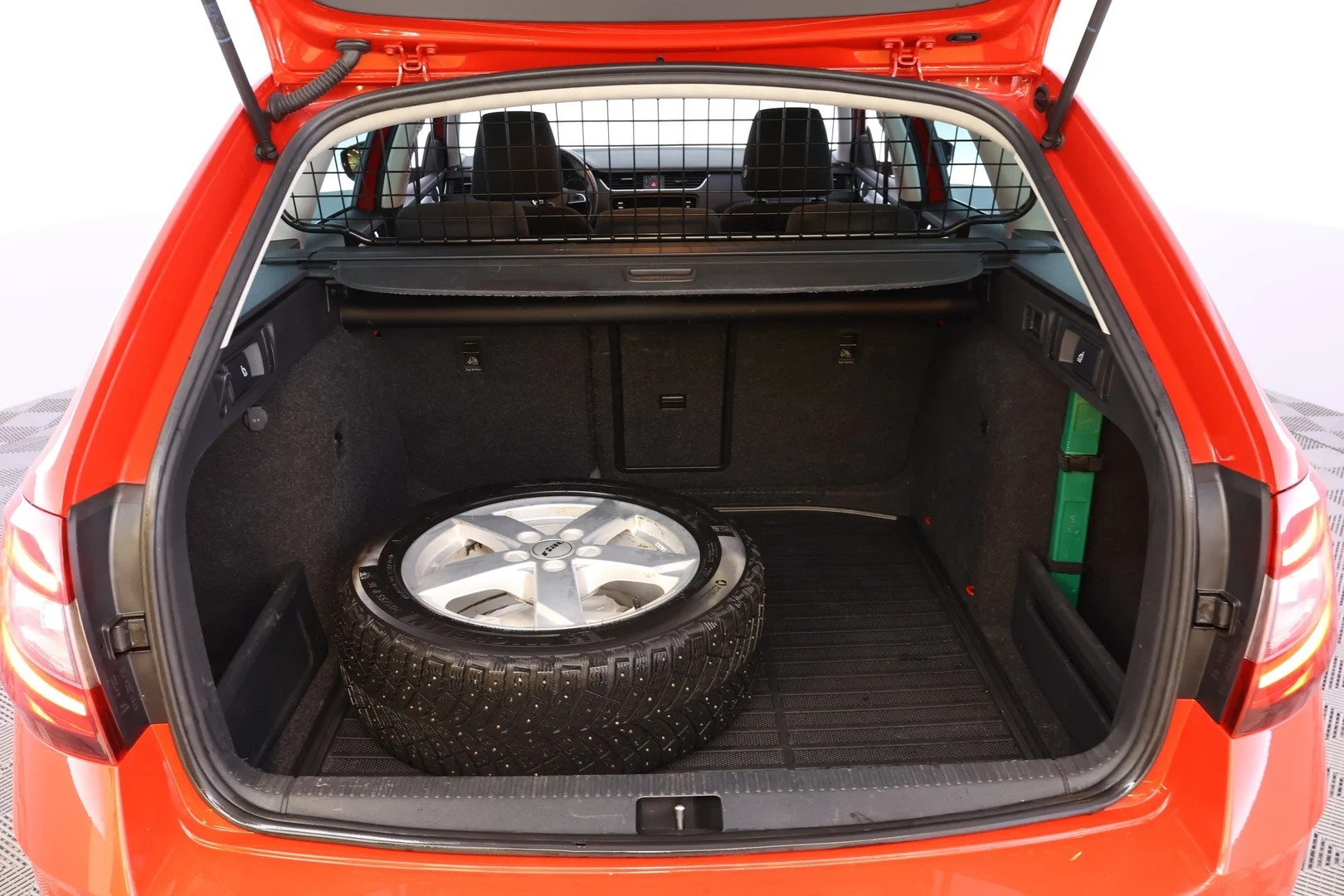 Car Image - 7jat3WjNV0lZMtONpn6vmC