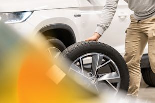 Romahtaneet lämpötilat ja tarkasti aamulla höyrystyvä hengitys kielivät myös renkaanvaihtokauden alkamisesta. Ensimmäiset lumisateet saatiin jo Inariin, m..