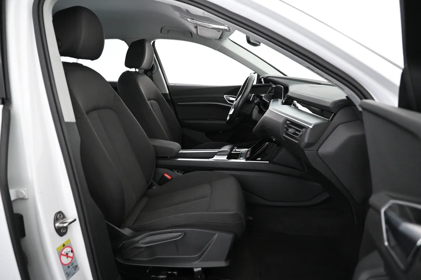 Car Image - 6llDr0O4cYsOYegXKb1o3O
